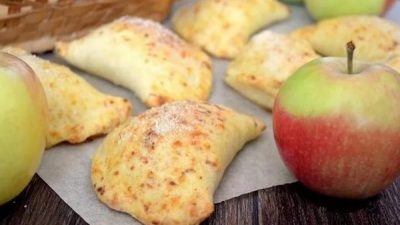 Творожные пирожки с начинкой из яблок