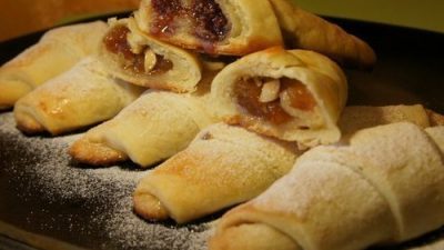 Творожные рогалики с начинкой из варенья и орешков