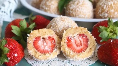 Творожные шарики с клубникой на десерт