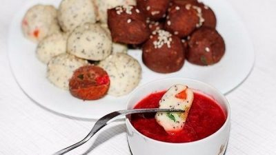 Творожные шарики с маком и цукатами с клубничным соусом