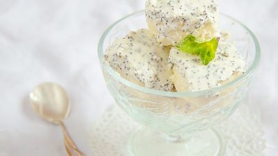 Творожные шарики в сметанной заливке