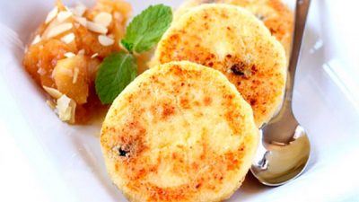 Творожные сырники с изюмом и манкой