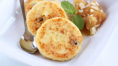 Творожные сырники с изюмом к завтраку