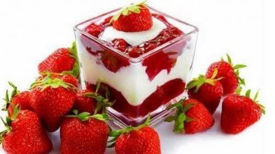 Творожный десерт с молоком и клубникой