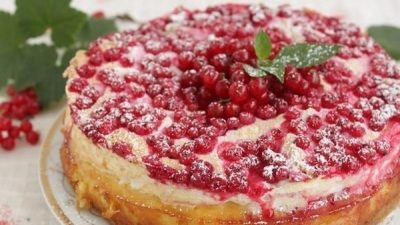Творожный пирог с красной смородиной и меренгой