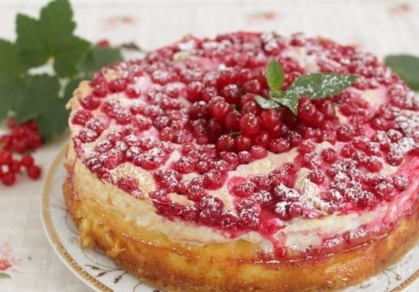 Творожный пирог с красной смородиной и меренгой