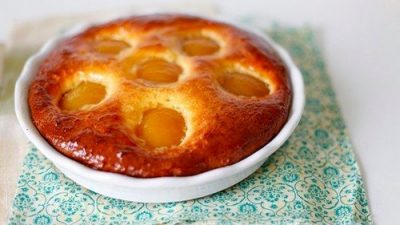 Творожный пирог с персиками и джемом
