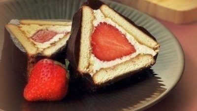 Творожный рулет без выпечки с клубникой