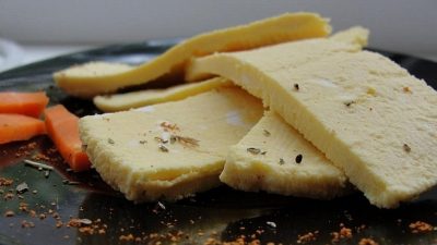 Творожный сыр из кефира и паприки