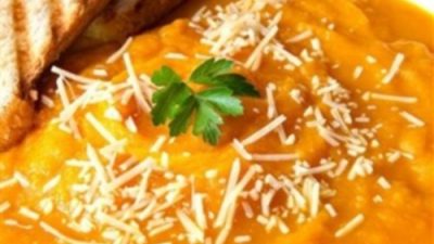 Тыквенный суп с тертым сыром и корицей