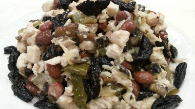 Салат с курицей, грибами, фасолью и черносливом