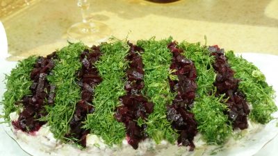 Новогодняя селедка под шубой с яблоком