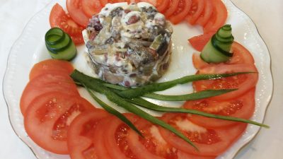 Салат с консервированной фасолью, шампиньонами и яйцом
