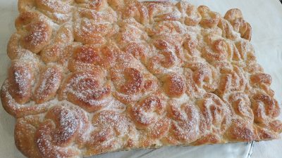 Пирог с творожными розочками