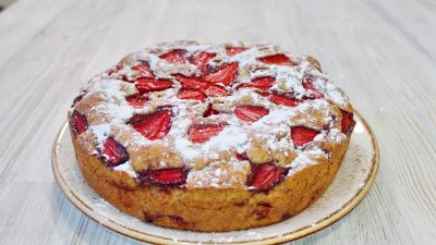 Шарлотка с клубникой на сметане в духовке