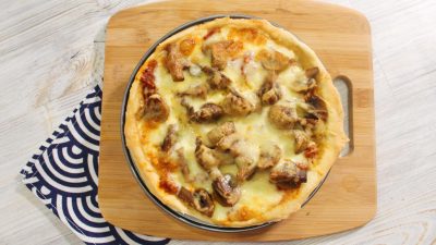 Чикагская пицца с фаршем, грибами, помидорами и сыром