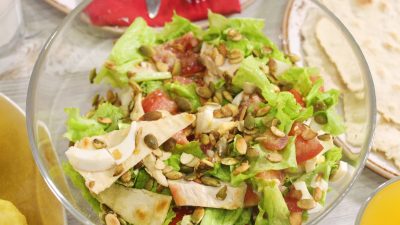 Салат с овощами, куриной грудкой и тыквенными семечками