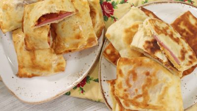 Закрытая мини-пицца на кефире с колбасой и сыром