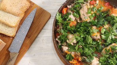 Мясные рулетики из свинины с овощами на сковороде