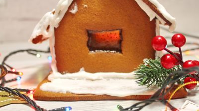 Пряничный домик из имбирного теста на Новый год