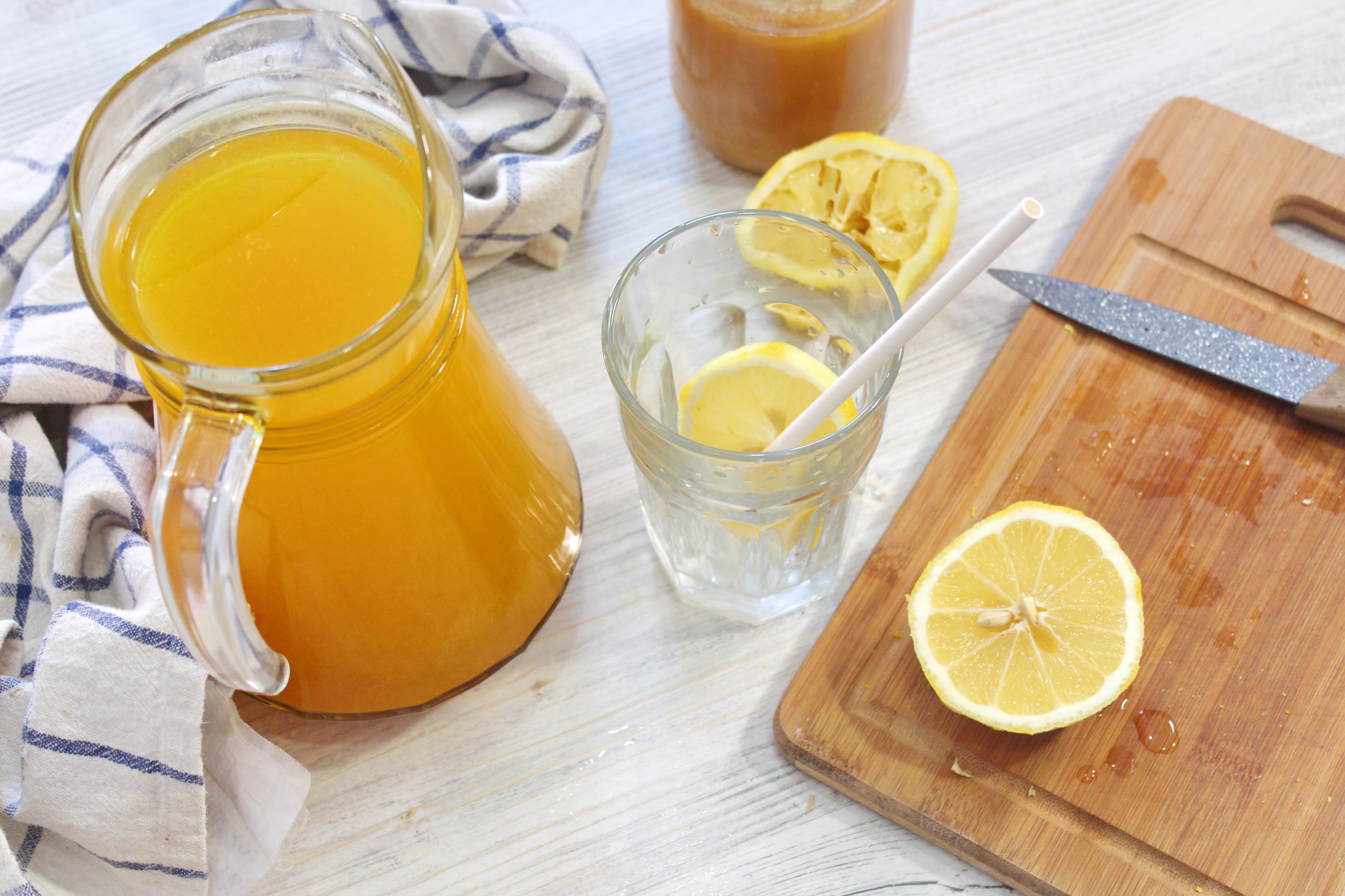 Вода с медом на тощак. Лимонно имбирный напиток. Куркума лимон мед вода. Напиток имбирь лимон мед. Напиток с куркумой.