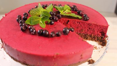 Шоколадно-ягодный торт без выпечки с печеньем