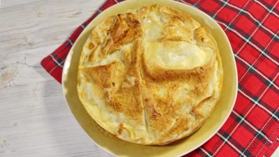 Быстрый пирог из лаваша с начинкой из куриной грудки и овощей