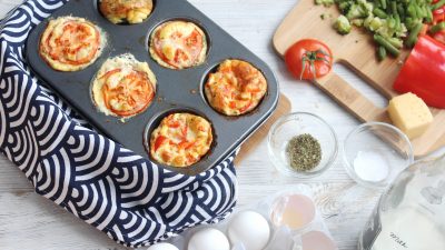 Омлетные маффины с сыром и овощами в духовке