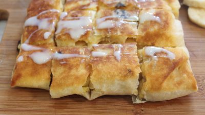 Конвертики из лаваша с бананом и сгущенкой на сковороде