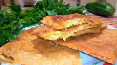 Лаваш с сыром в яйце на сковороде