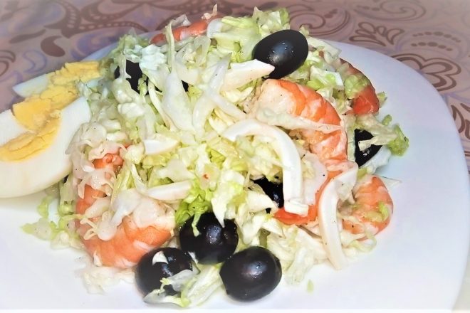 Новогодний салат с морепродуктами и маслинами без майонеза