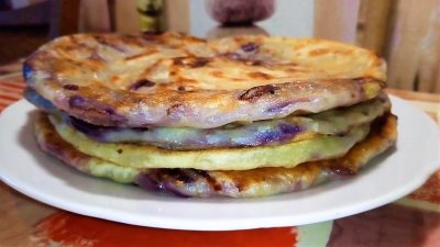 Узбекская катлама с луком на сковороде