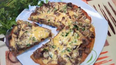 Пицца из картофеля с луком, грибами и сыром