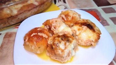 Мясные котлеты в духовке с картошкой под сыром