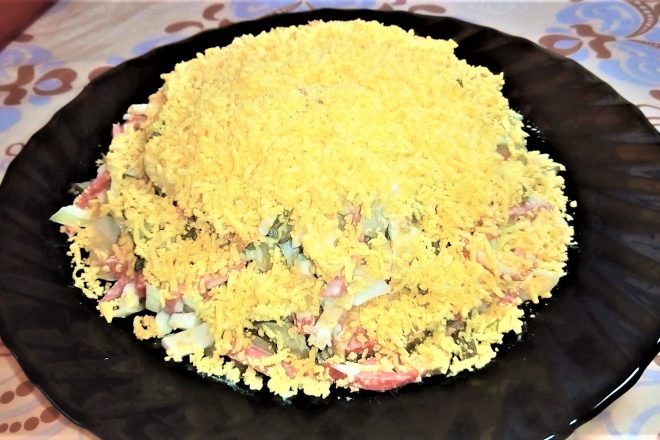 Салат «Соломка» с копченой колбасой и маринованным луком