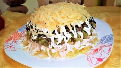 Салат с курицей и маринованными грибами на Новогодний стол