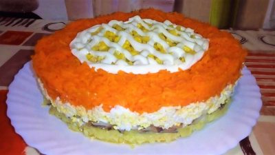 Слоеный салат Шпротка с картофелем и кукурузой