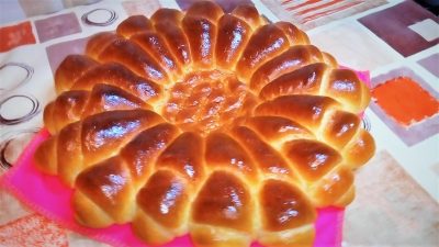 Булка-цветок из сдобного дрожжевого теста на молоке