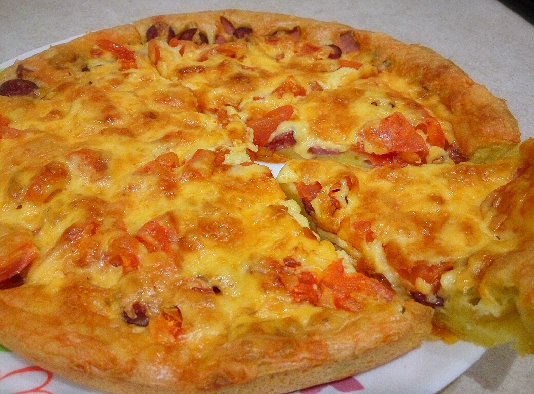 Пицца с копченой колбасой и помидорами с сыром