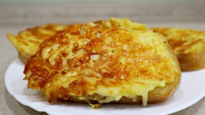 Горячие бутерброды с сыром, картофелем и луком