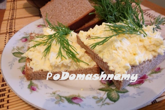 Намазка на хлеб из сыра и яиц с чесноком