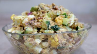 Салат с консервированной сайрой, яйцом и огурцом