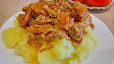Свинина томленая с луком и чесноком
