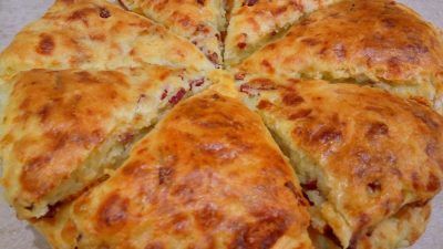 Сконы с сыром и колбасой на кефире