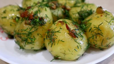 Молодой вареный картофель с зажаркой из лука и укропом