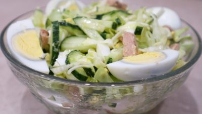 Салат из капусты с печенью трески, яйцом и огурцами