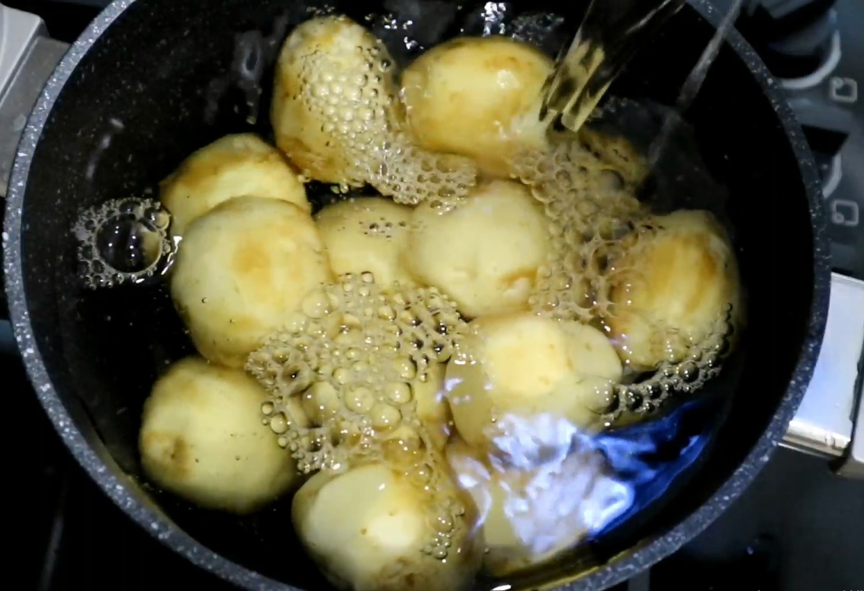 Картофель с зажаркой. Картошка кусочками с луком вареная. Отварной картофель с зажаркой. Зажарка для молодой картошки. Картошку залило водой