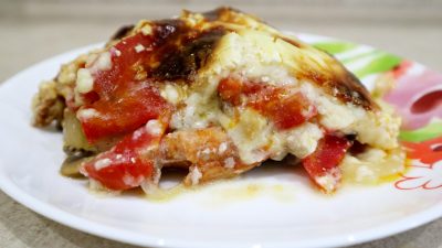 Свинина с грибами, помидорами, луком и сыром в духовке