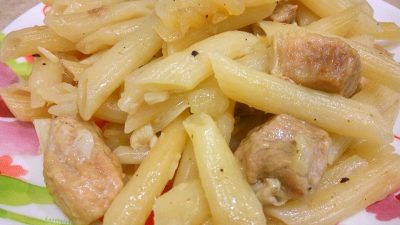 Томленое мясо с макаронами и луком на сковороде