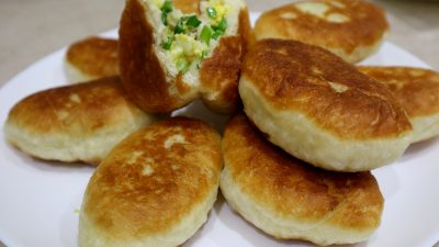 Жареные пирожки с зеленым луком и яйцом